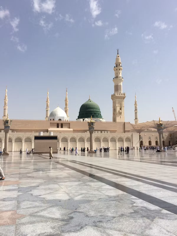 Economy Umrah - Gift Ahram And 5 KG AJWA Dates